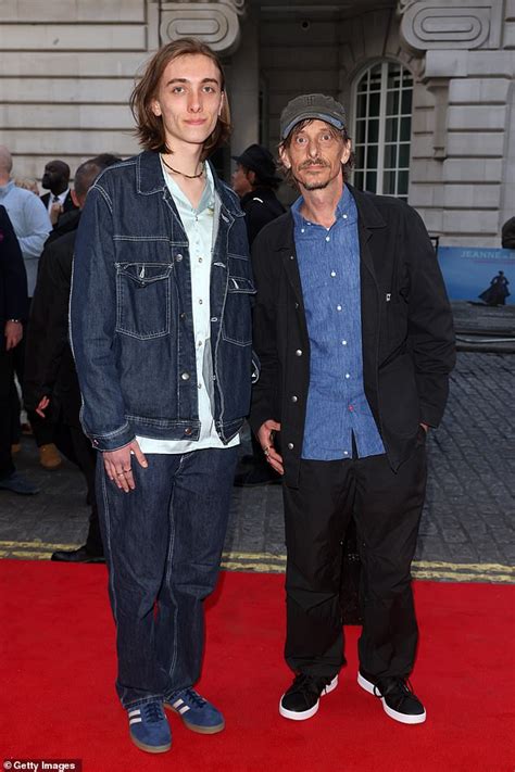 Mackenzie Crook, 52, is dwarfed by。